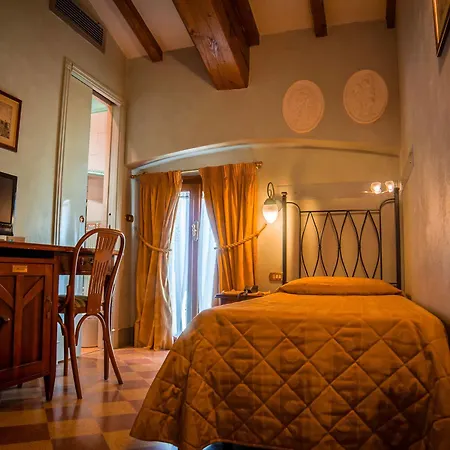 酒店 Della Robbia 3*